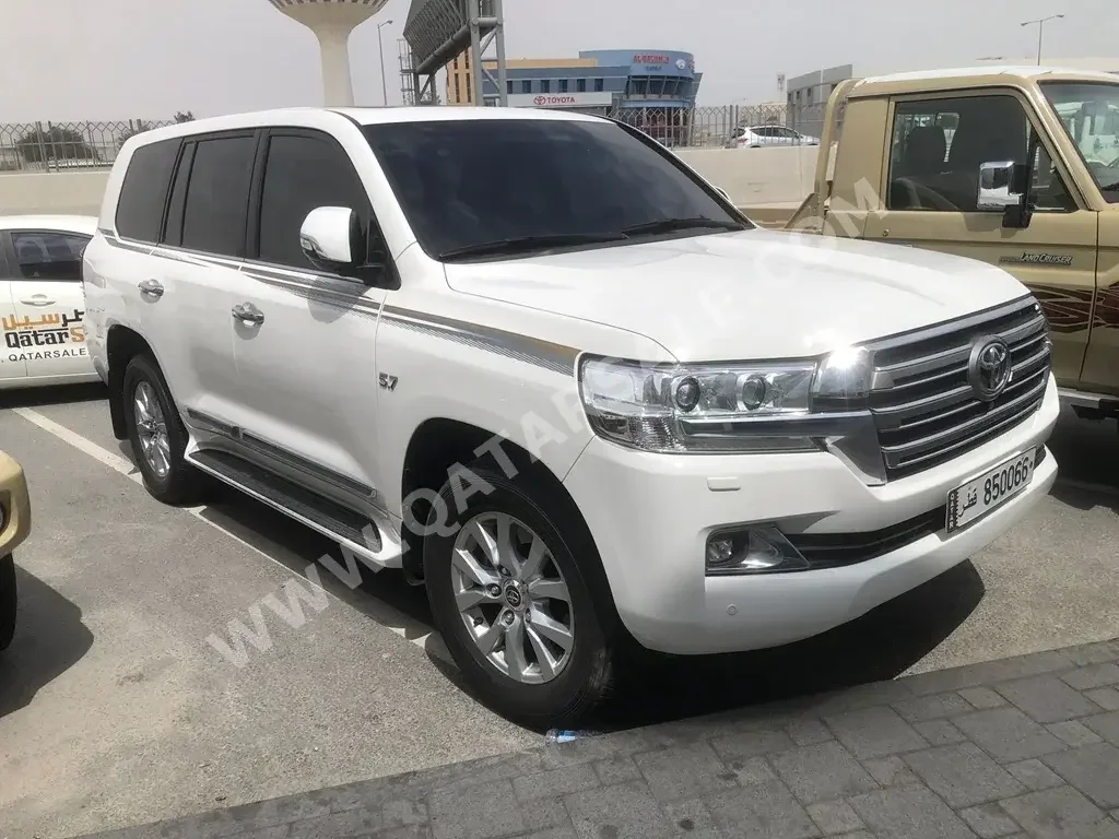 Toyota  Land Cruiser  VXR  2021  Automatic  117,000 Km  8 Cylinder  Four Wheel Drive (4WD)  SUV  White  With Warranty