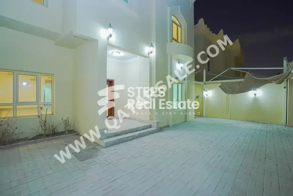 Family Residential  - Not Furnished  - Doha  - Nuaija  - 4 Bedrooms