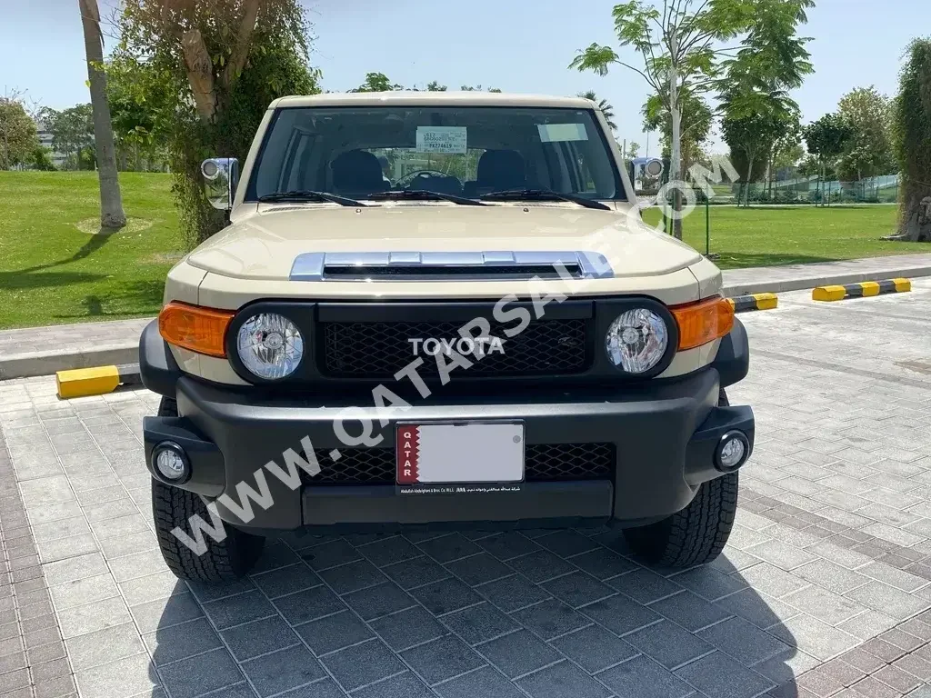 Toyota  FJ Cruiser  SUV 4x4  Beige  2023