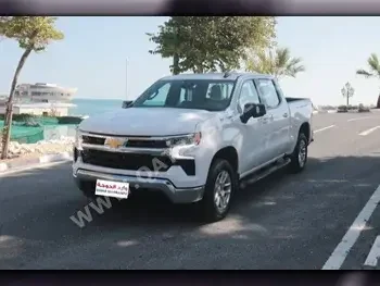 Chevrolet  Silverado  LT  2022  Automatic  3,500 Km  8 Cylinder  Four Wheel Drive (4WD)  Pick Up  White  With Warranty