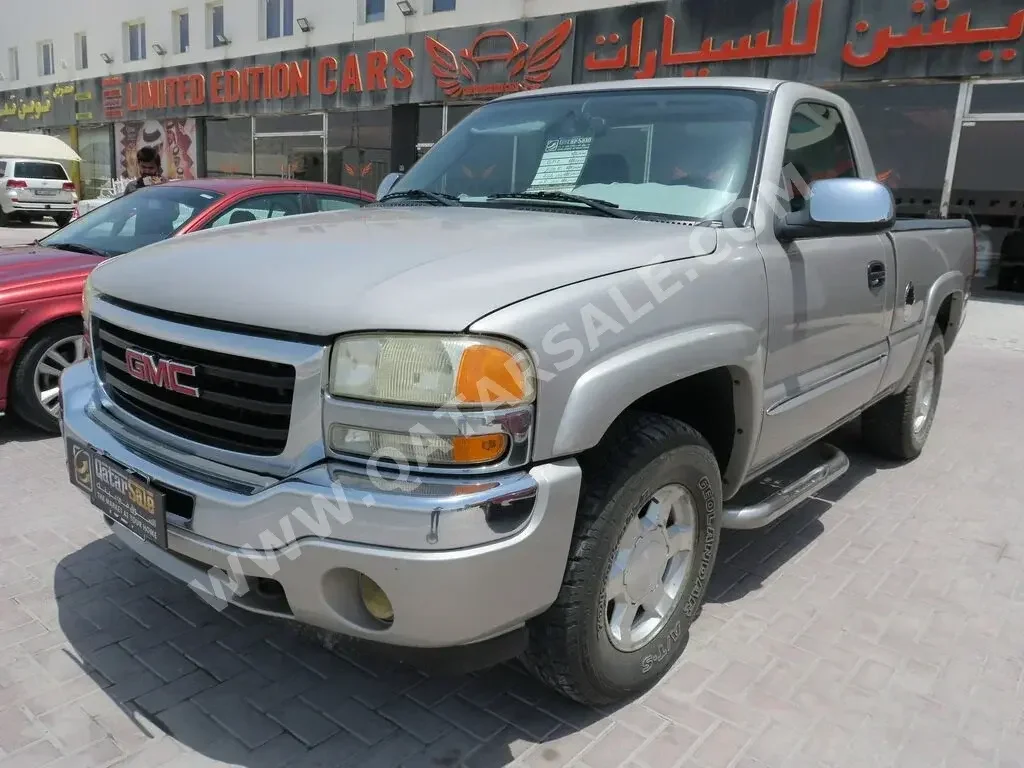 GMC  Sierra  Z71  2005  Automatic  202,000 Km  8 Cylinder  Four Wheel Drive (4WD)  Pick Up  Silver  With Warranty