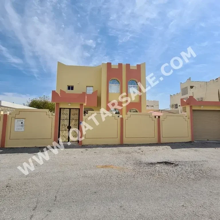 Family Residential  - Not Furnished  - Doha  - Al Maamoura  - 5 Bedrooms