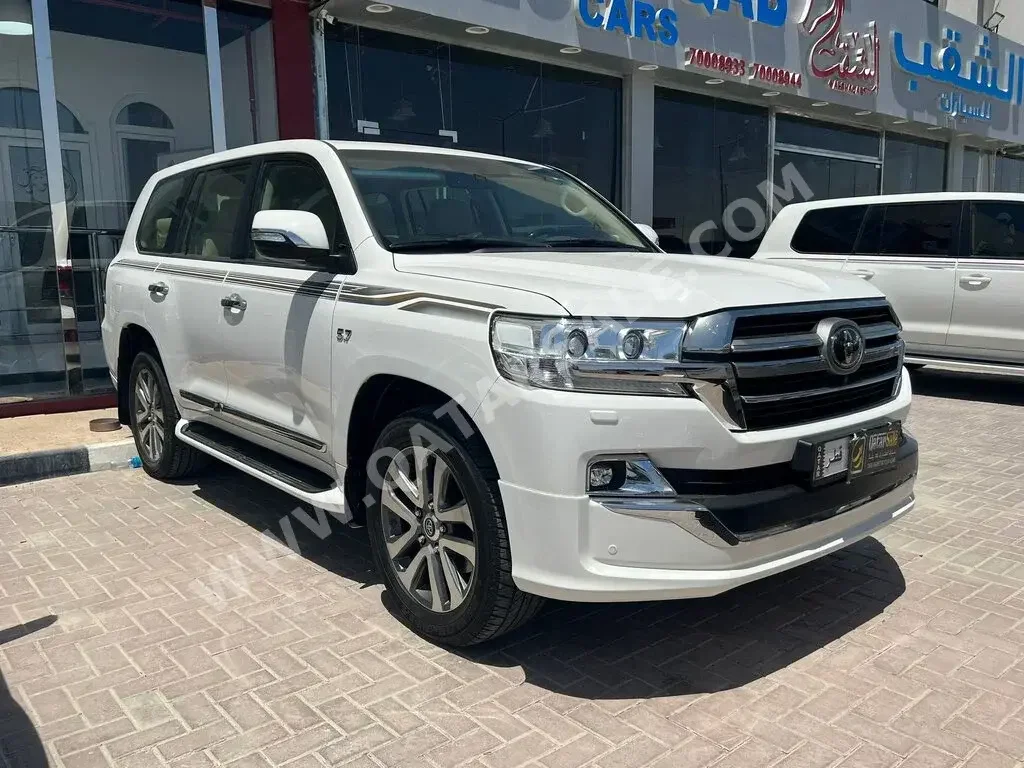 Toyota  Land Cruiser  VXR  2019  Automatic  142,000 Km  8 Cylinder  Four Wheel Drive (4WD)  SUV  White  With Warranty