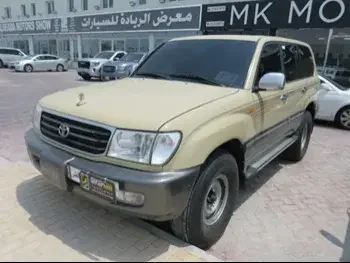 Toyota  Land Cruiser  VXR  2001  Automatic  291,000 Km  8 Cylinder  Four Wheel Drive (4WD)  SUV  Beige  With Warranty