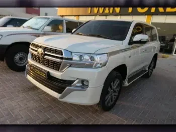 Toyota  Land Cruiser  VXR  2017  Automatic  277,000 Km  8 Cylinder  Four Wheel Drive (4WD)  SUV  White  With Warranty