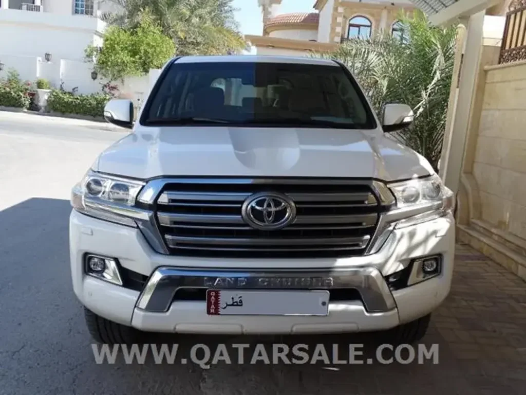 Toyota  Land Cruiser GXR  SUV 4x4  White  2016