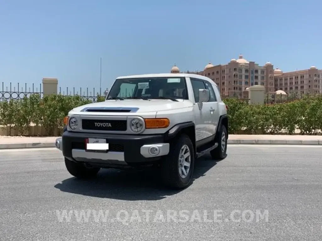 Toyota  FJ Cruiser  SUV 4x4  White  2019