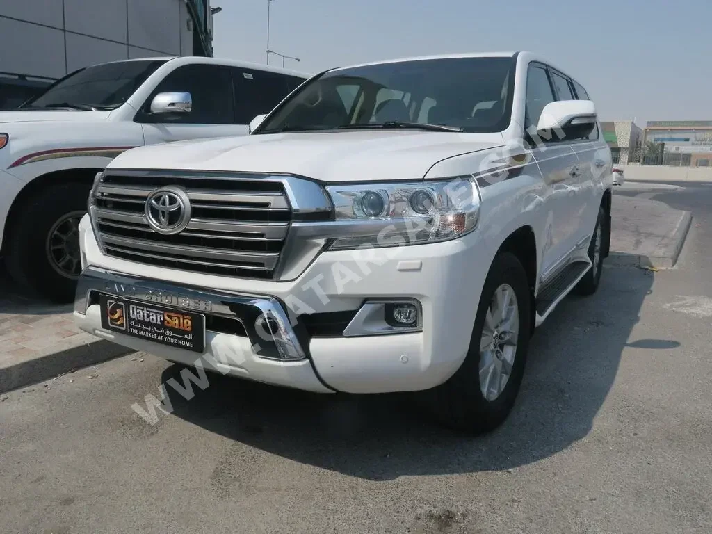 Toyota  Land Cruiser  GXR  2016  Automatic  199,000 Km  8 Cylinder  Four Wheel Drive (4WD)  SUV  White