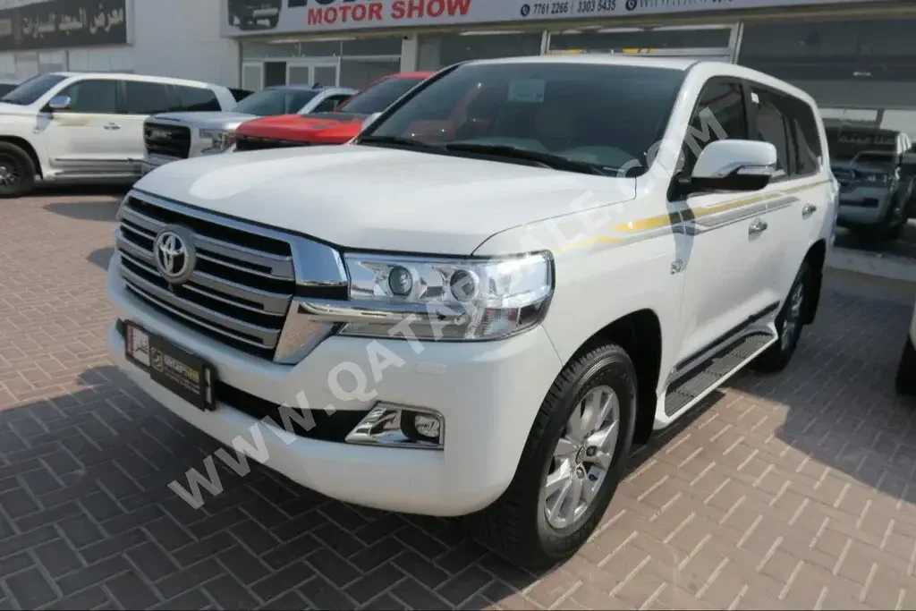 Toyota  Land Cruiser  VXR  2018  Automatic  11,000 Km  8 Cylinder  Four Wheel Drive (4WD)  SUV  White