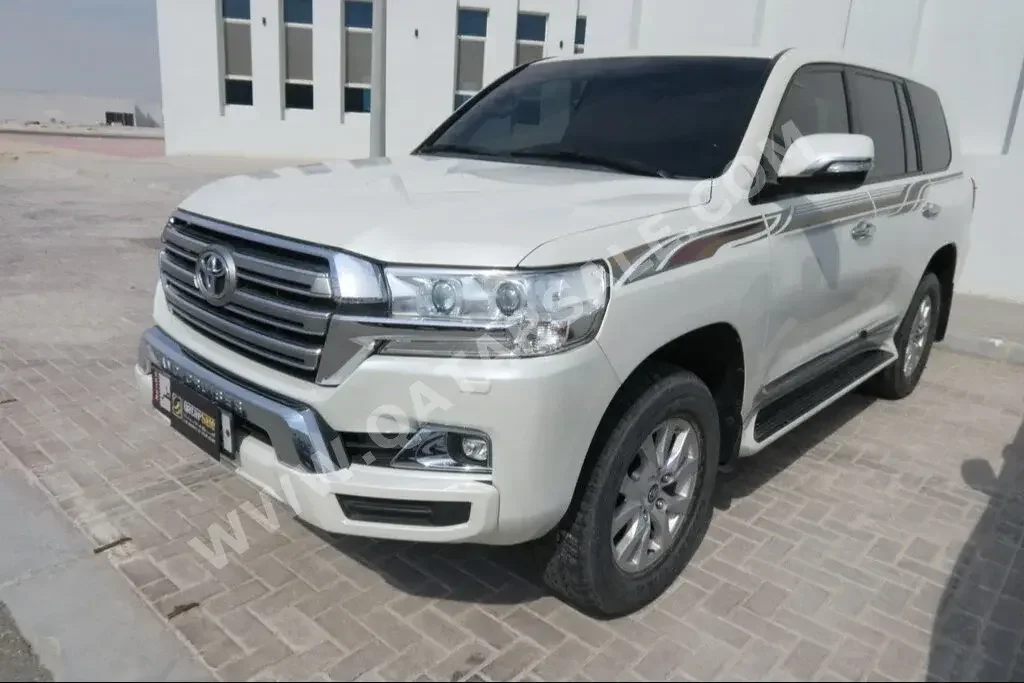 Toyota  Land Cruiser  GXR  2017  Automatic  160,000 Km  8 Cylinder  Four Wheel Drive (4WD)  SUV  White