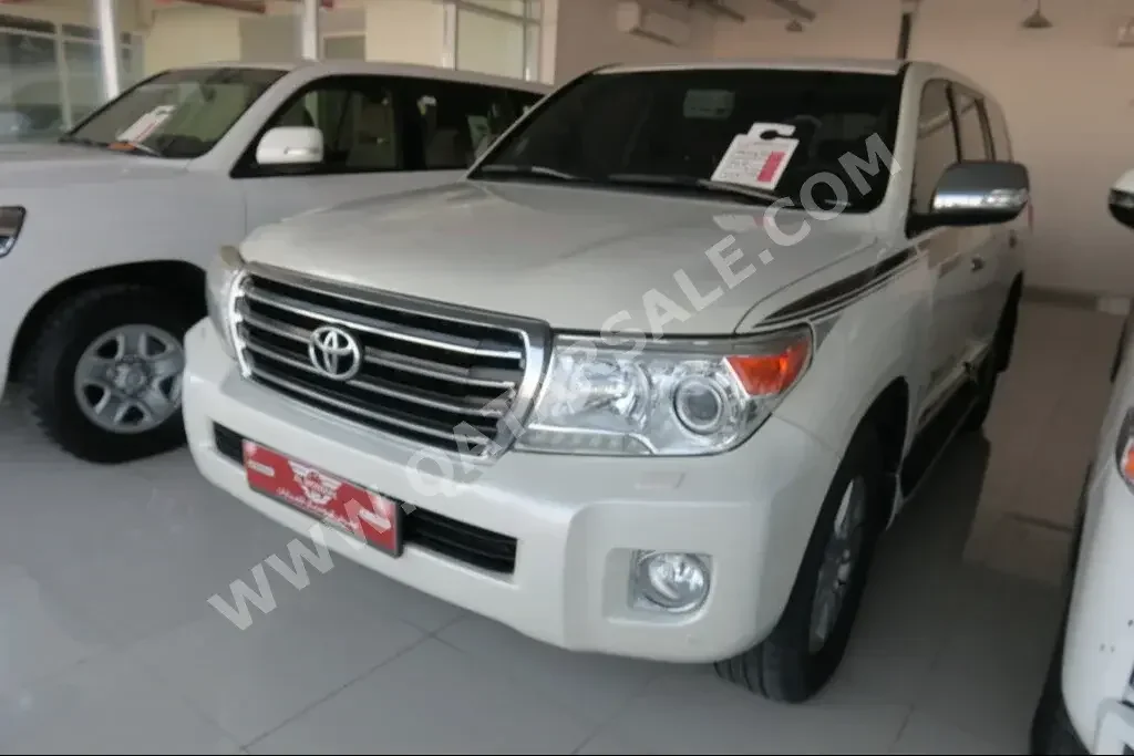 Toyota  Land Cruiser  GXR  2014  Automatic  136,000 Km  8 Cylinder  Four Wheel Drive (4WD)  SUV  White