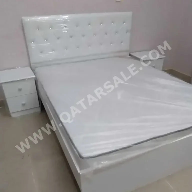الأسّرة - كوين  - أبيض  - متضمنة المرتبة  - مع طاولة سرير جانبية