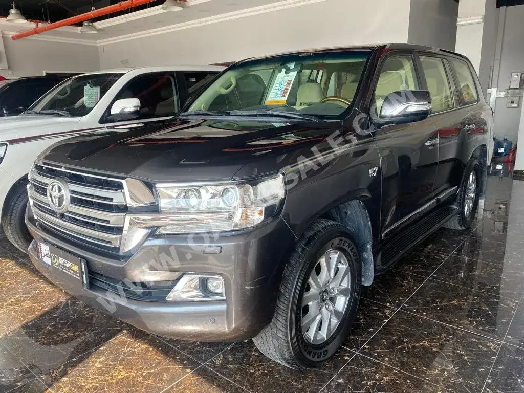 Toyota  Land Cruiser  VXR  2016  Automatic  188,000 Km  8 Cylinder  Four Wheel Drive (4WD)  SUV  Gray