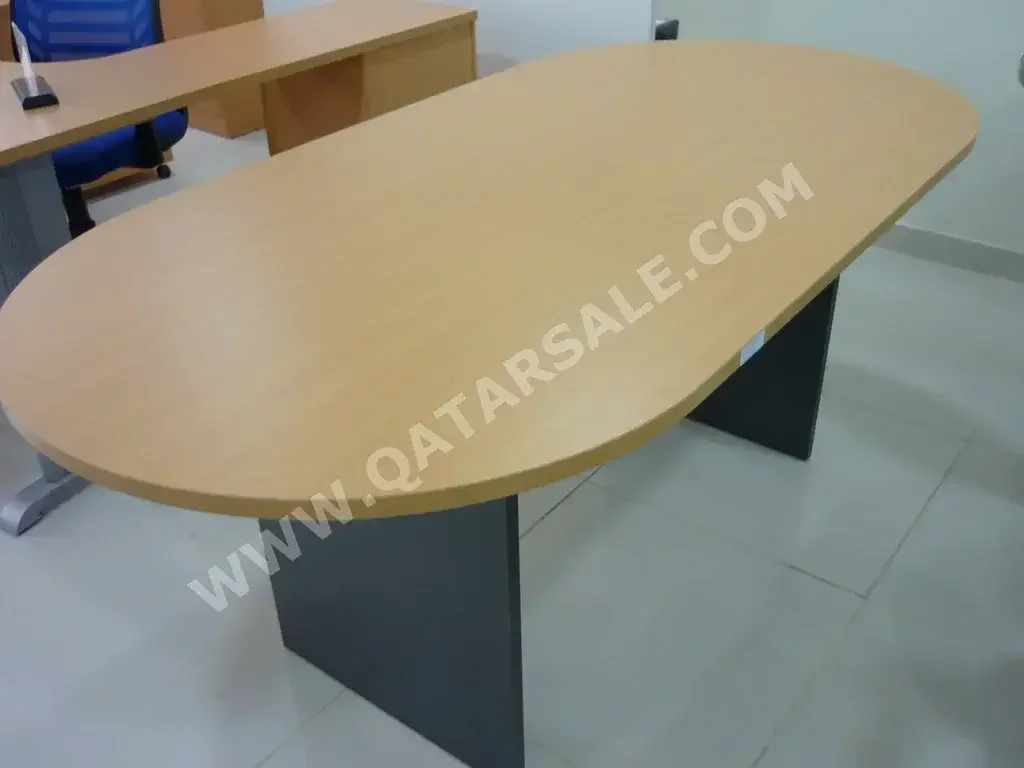 المكاتب ومكاتب الحاسوب - طاولة الاجتماعات
