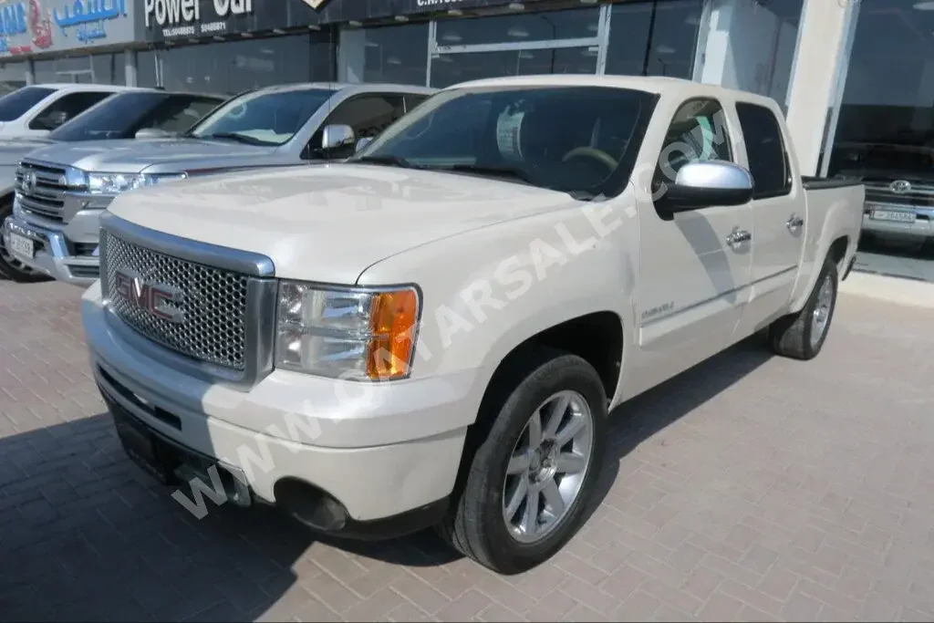 GMC  Sierra  Denali  2013  Automatic  206,000 Km  8 Cylinder  Four Wheel Drive (4WD)  Pick Up  White