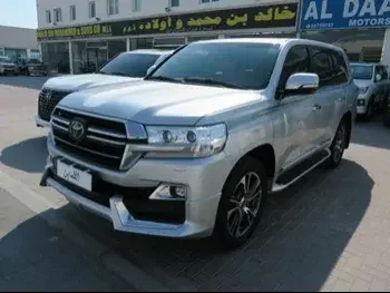 Toyota  Land Cruiser  VXR- Grand Touring S  2017  Automatic  163,000 Km  8 Cylinder  Four Wheel Drive (4WD)  SUV  Silver