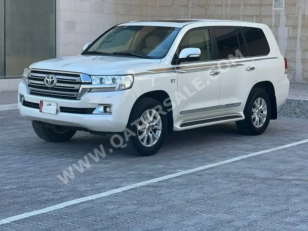  Toyota  Land Cruiser  VXR  2016  Automatic  250,000 Km  8 Cylinder  Four Wheel Drive (4WD)  SUV  Pearl  With Warranty