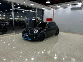 Mini  Cooper  S  2017  Automatic  166,000 Km  4 Cylinder  Front Wheel Drive (FWD)  Hatchback  Black