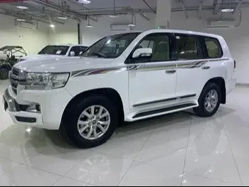 Toyota  Land Cruiser  GXR  2017  Automatic  214,000 Km  8 Cylinder  Four Wheel Drive (4WD)  SUV  White