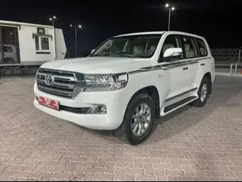 Toyota  Land Cruiser  VXR  2018  Automatic  137,000 Km  8 Cylinder  Four Wheel Drive (4WD)  SUV  White