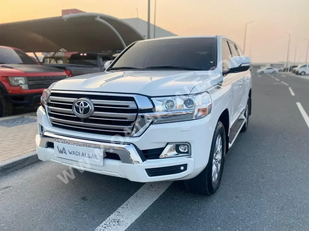 Toyota  Land Cruiser  VXR  2019  Automatic  92,000 Km  8 Cylinder  Four Wheel Drive (4WD)  SUV  White