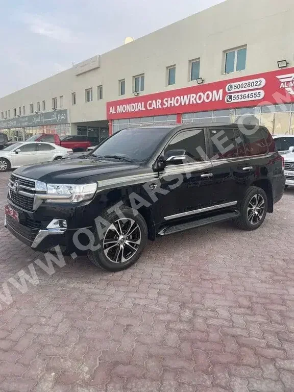 Toyota  Land Cruiser  VXR  2018  Automatic  214,000 Km  8 Cylinder  Four Wheel Drive (4WD)  SUV  Black