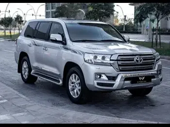 Toyota  Land Cruiser  GXR  2017  Automatic  126,000 Km  8 Cylinder  Four Wheel Drive (4WD)  SUV  Silver