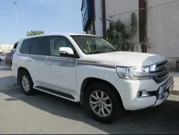 Toyota  Land Cruiser  GXR  2016  Automatic  127,000 Km  8 Cylinder  Four Wheel Drive (4WD)  SUV  White