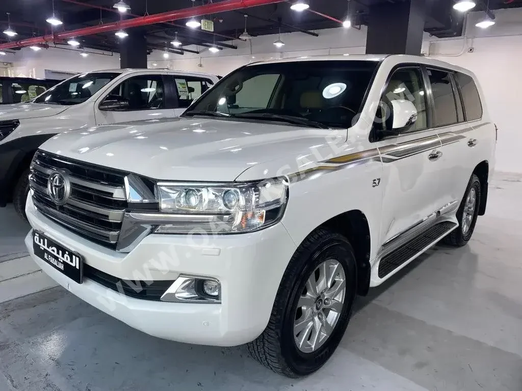 Toyota  Land Cruiser  VXR  2018  Automatic  110,000 Km  8 Cylinder  Four Wheel Drive (4WD)  SUV  White