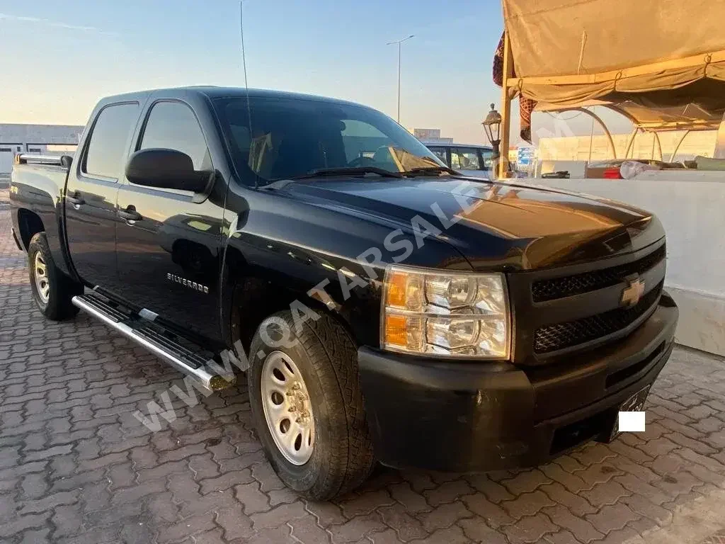 Chevrolet  Silverado  2013  Automatic  200,000 Km  8 Cylinder  Four Wheel Drive (4WD)  Pick Up  Black