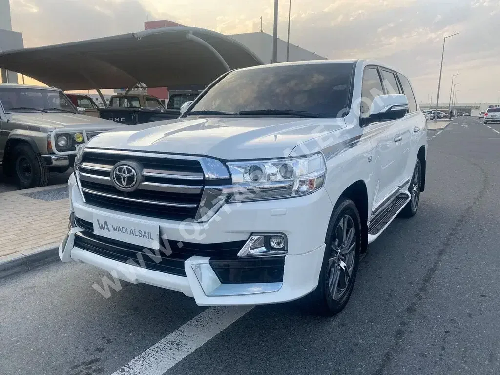 Toyota  Land Cruiser  VXR  2019  Automatic  96,000 Km  8 Cylinder  Four Wheel Drive (4WD)  SUV  White