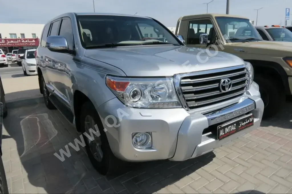 Toyota  Land Cruiser  GXR  2015  Automatic  174,000 Km  8 Cylinder  Four Wheel Drive (4WD)  SUV  Silver