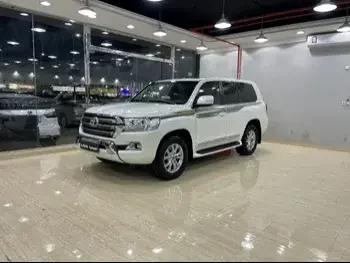 Toyota  Land Cruiser  GXR  2016  Automatic  176,000 Km  8 Cylinder  Four Wheel Drive (4WD)  SUV  White