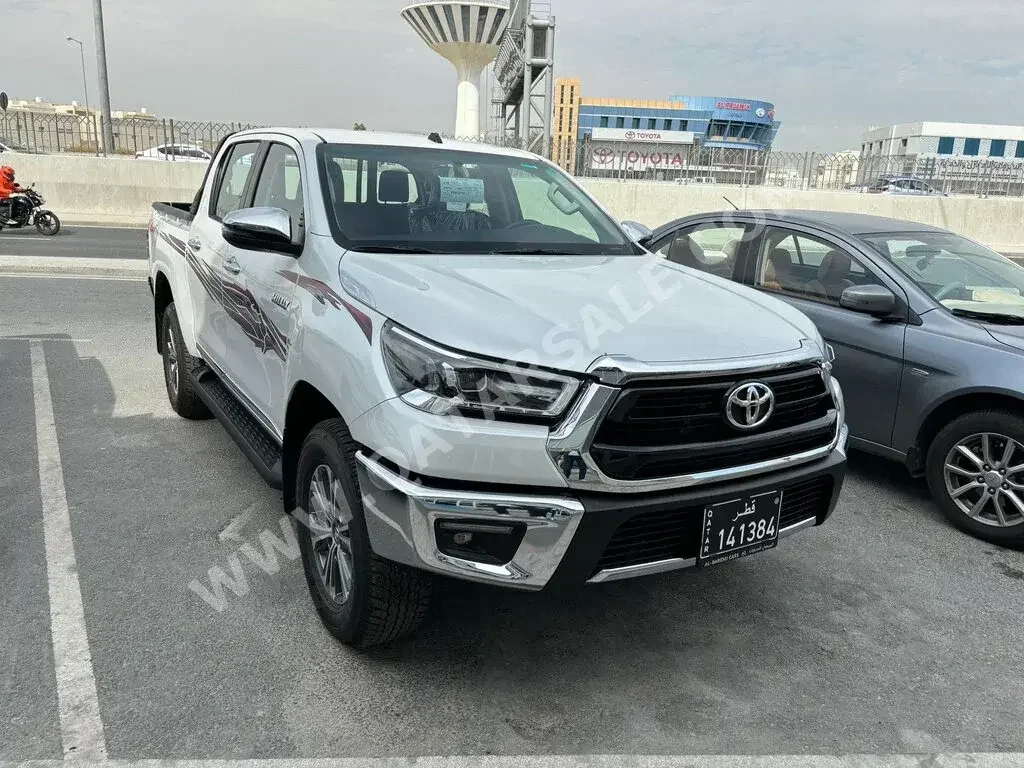 Toyota  Hilux  SR5  2024  Automatic  0 Km  4 Cylinder  Four Wheel Drive (4WD)  Pick Up  White  With Warranty