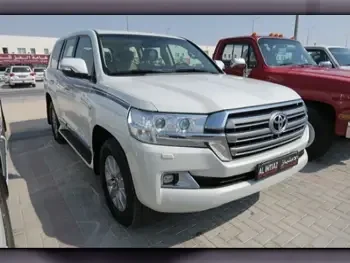 Toyota  Land Cruiser  VXR  2016  Automatic  275,000 Km  8 Cylinder  Four Wheel Drive (4WD)  SUV  White