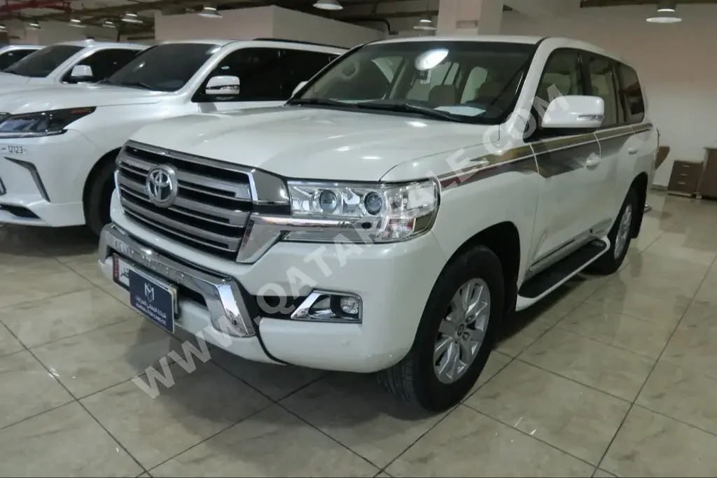 Toyota  Land Cruiser  GXR  2016  Automatic  175,000 Km  8 Cylinder  Four Wheel Drive (4WD)  SUV  White