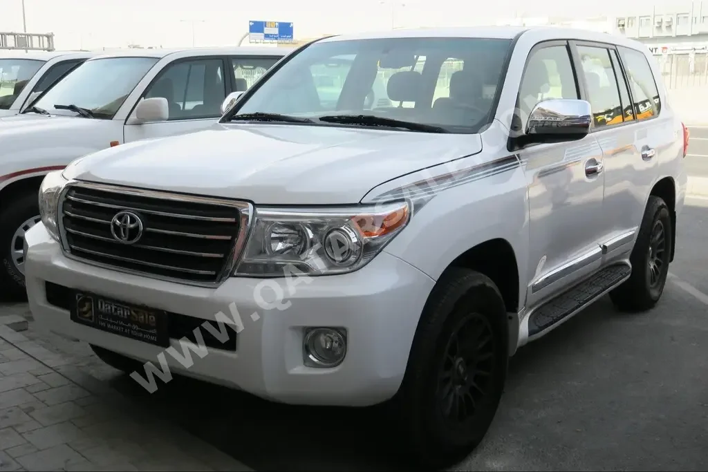 Toyota  Land Cruiser  GXR  2014  Automatic  300,000 Km  8 Cylinder  Four Wheel Drive (4WD)  SUV  White