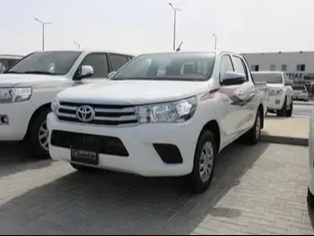 Toyota  Hilux  SR5  2023  Automatic  3,800 Km  4 Cylinder  Four Wheel Drive (4WD)  Pick Up  White  With Warranty