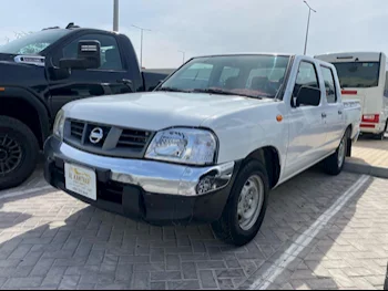 Nissan  Pickup  2015  Manual  390٬000 Km  4 Cylinder  Rear Wheel Drive (RWD)  Pick Up  White