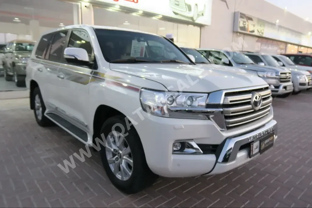 Toyota  Land Cruiser  GXR  2016  Automatic  150,000 Km  8 Cylinder  Four Wheel Drive (4WD)  SUV  White