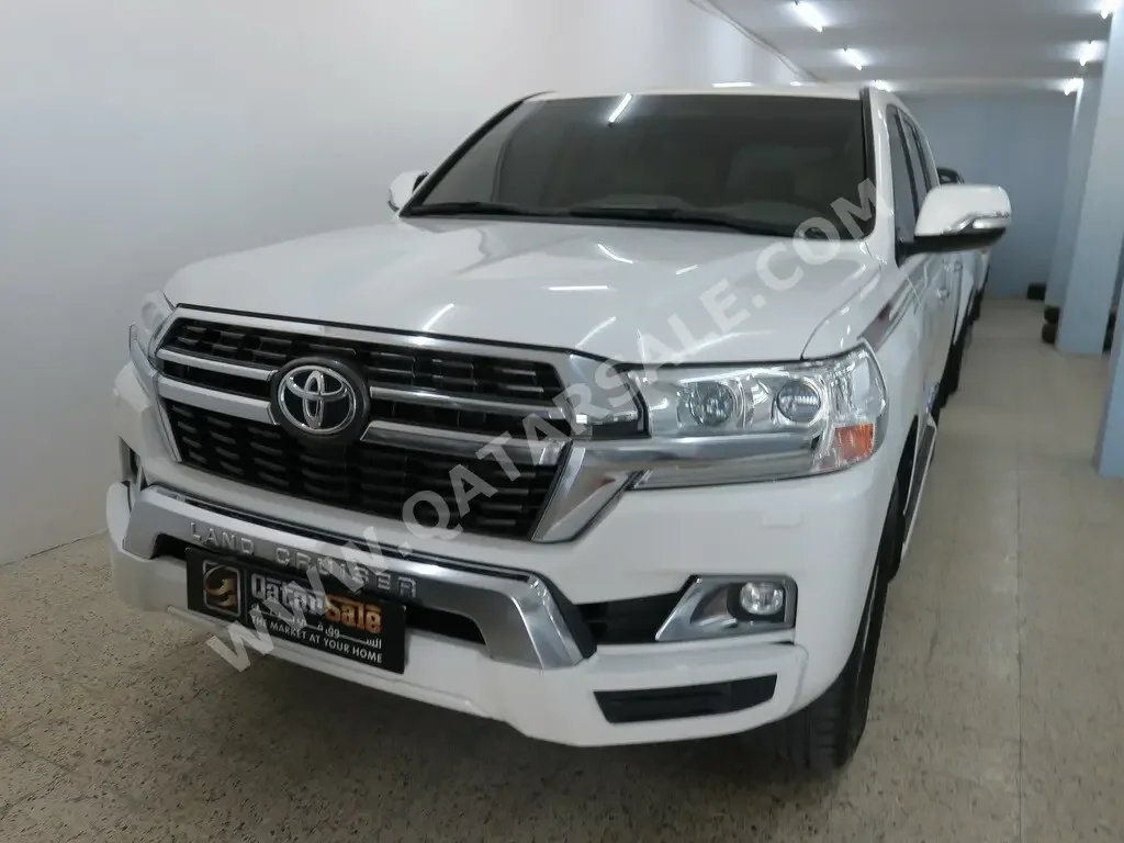 Toyota  Land Cruiser  GXR  2021  Automatic  138,000 Km  8 Cylinder  Four Wheel Drive (4WD)  SUV  White