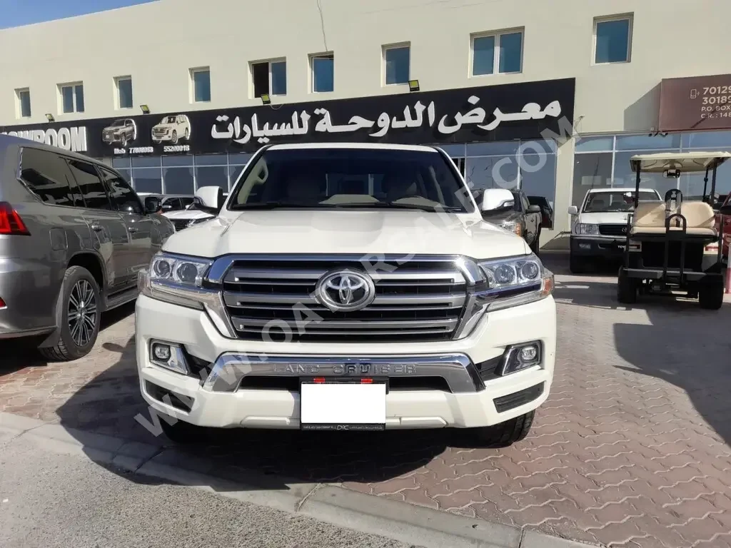 Toyota  Land Cruiser  GXR  2017  Automatic  135,000 Km  8 Cylinder  Four Wheel Drive (4WD)  SUV  White