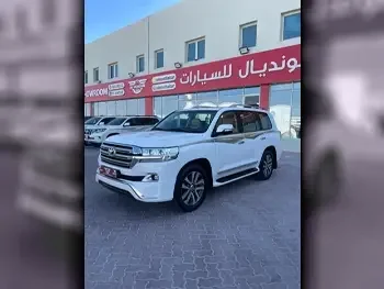 Toyota  Land Cruiser  VXS  2016  Automatic  264,000 Km  8 Cylinder  Four Wheel Drive (4WD)  SUV  White