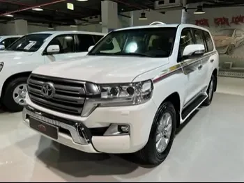 Toyota  Land Cruiser  GXR  2016  Automatic  199,000 Km  8 Cylinder  Four Wheel Drive (4WD)  SUV  White