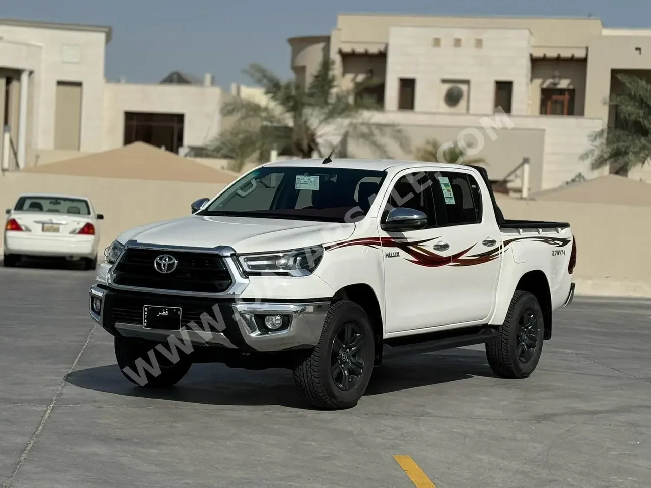 Toyota  Hilux  SR5  2022  Automatic  2,000 Km  4 Cylinder  Four Wheel Drive (4WD)  Pick Up  White  With Warranty