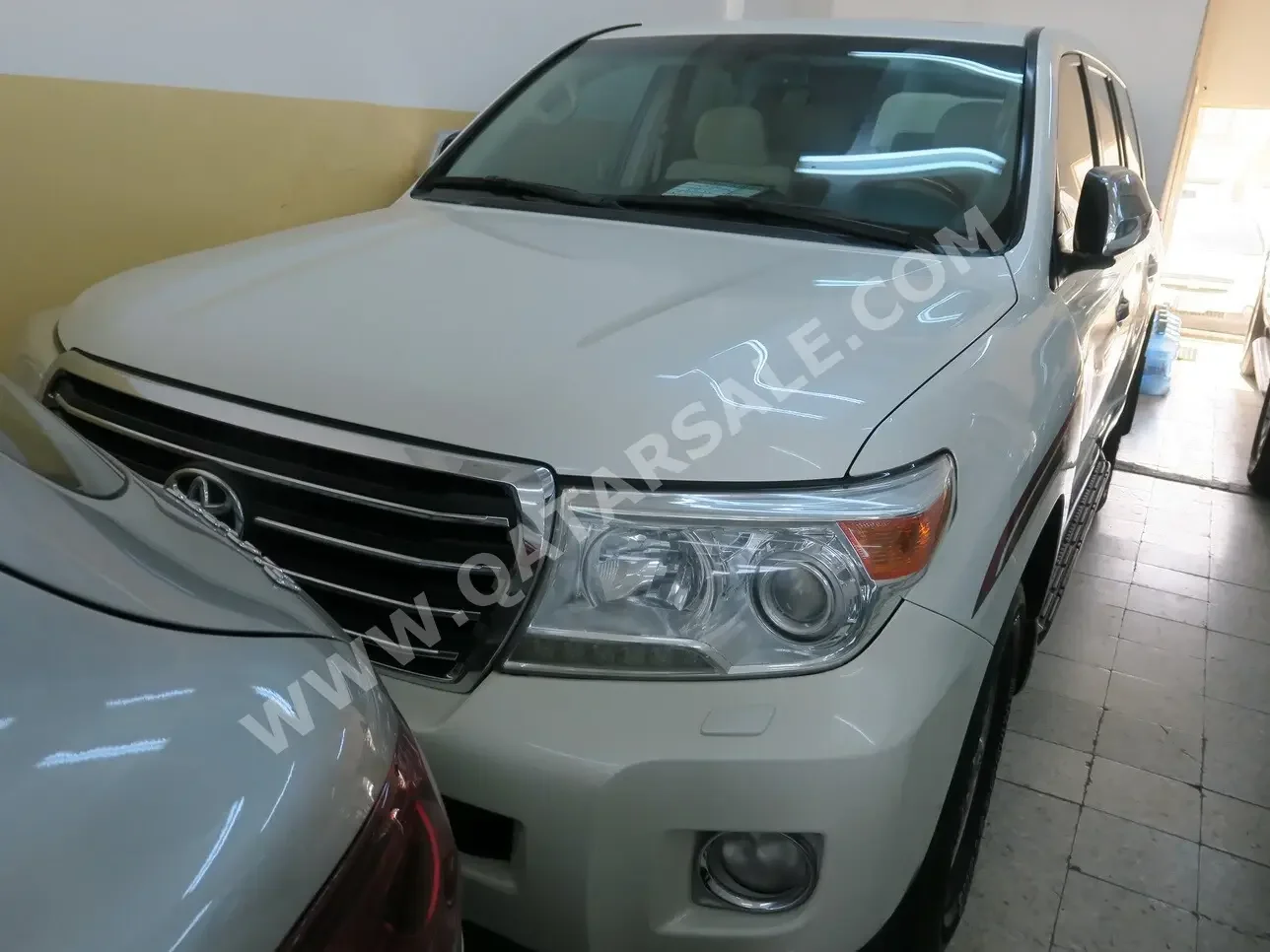 Toyota  Land Cruiser  GXR  2013  Automatic  237,000 Km  8 Cylinder  Four Wheel Drive (4WD)  SUV  White