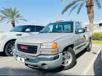 GMC  Sierra  2005  Manual  82,000 Km  8 Cylinder  Four Wheel Drive (4WD)  Pick Up  Silver