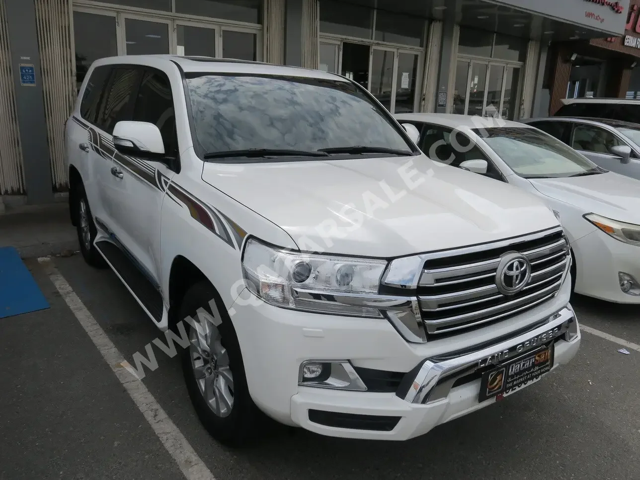 Toyota  Land Cruiser  GXR  2017  Automatic  220,000 Km  8 Cylinder  Four Wheel Drive (4WD)  SUV  White