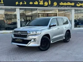 Toyota  Land Cruiser  GXR  2017  Automatic  229,000 Km  8 Cylinder  Four Wheel Drive (4WD)  SUV  Silver