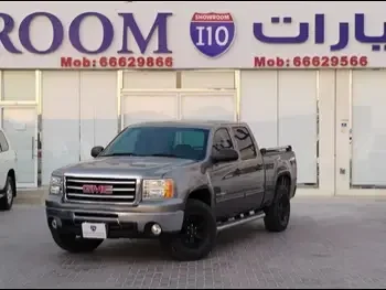 GMC  Sierra  Z71  2013  Automatic  144,000 Km  8 Cylinder  Four Wheel Drive (4WD)  Pick Up  Gray